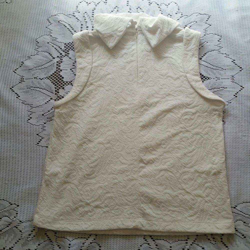 Small white tanktop with zip collar
